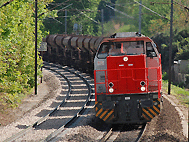 Passage à Villennes d'un train de l'infrastructure tracté par un G 1206 VFLI. 28 AVRIL 2010