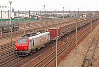 POISSY 26 mars 2009 - La BB 37502 de la société Véolia tracte un train Bordeaux-Le Havre
