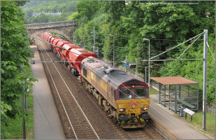 Passage d'un train ECR Limay Caffiers à Vaux sur Seine en Juillet 2014 - Class 66064