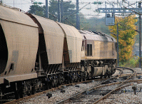 25 Octobre 2008 - La Class 66246, en ancien marquage EWSI, en tête d'un train Nesle- Le Mans, peu après Achères-Ville, aborde la bifurcation Nord des Ambassadeurs à Achères, coupe la voie 1 Creil, et s'engage sur le raccordement direct vers Poissy