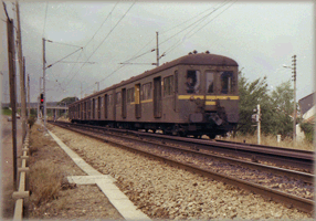 Marly le Roi Z 1500 en 1977; le vieux troisème rail cotoie temporairement la caténaire neuve.