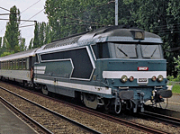 La 67377, fraichement repeinte, encore dotée de ses atours en aluminium, passe Médan en direction de Paris en 1986. La ligne Mantes Cherbourg ne sera électrifiée que 10 ans plus tard.
