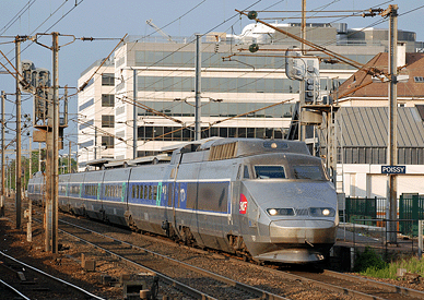 La rame PSE 76 Dijon Cherbourg passe Poissy à 20 heures le 20 mai 2010