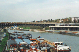Deux RTG couplées détournées par la rive droite de la Seine passent le Pont Eiffel de Conflans vers 1993, alors que le pont porte encore sa livrée noire.